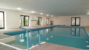 ein großer Pool mit blauem Wasser in einem Haus in der Unterkunft Resort Hotel Zvíkov in Zvíkovské Podhradí