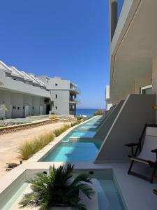 Bazén v ubytování Golden Coast Suites nebo v jeho okolí
