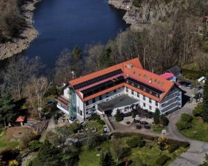 einen Blick über ein großes Gebäude mit rotem Dach in der Unterkunft Resort Hotel Zvíkov in Zvíkovské Podhradí