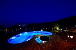 Der Swimmingpool an oder in der Nähe von Arion