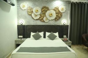 Paramhans Hotel客房内的一张或多张床位