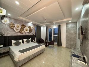 Paramhans Hotel客房内的一张或多张床位