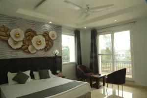 Paramhans Hotel客房内的一张或多张床位