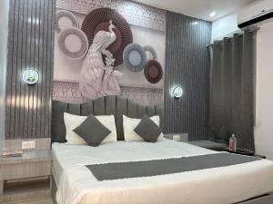 Paramhans Hotel客房内的一张或多张床位