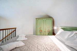 a bedroom with a bed with a green cabinet at 2 - Monolocale silenzioso a due passi dal centro in Florence