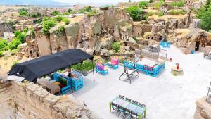 een luchtfoto van een speeltuin in een rotsformatie bij Kapadokya Ihlara Konakları Otel Konak Odaları in Guzelyurt