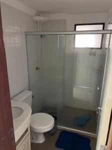 un bagno con wc e doccia in vetro di Genipabu Summer House Guarajuba a Camassari
