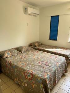 una stanza con due letti e una finestra di Genipabu Summer House Guarajuba a Camassari Altre 29 foto