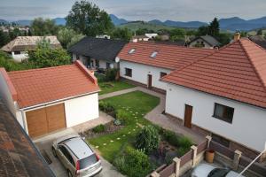 Nespecifikovaný výhled na hory nebo výhled na hory při pohledu z venkovského domu