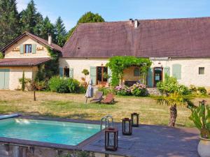 Bazén v ubytování Maison en pierre avec piscine chauffée à Paunat - FR-1-824-10 nebo v jeho okolí