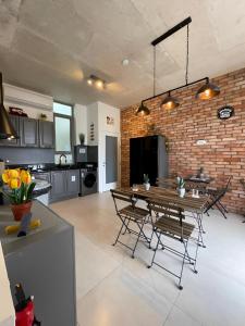 Кухня или мини-кухня в Rooftop View in Sliema Cozy Townhouse, Prime Location
