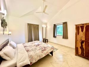 Una cama o camas en una habitación de Riviera Sapphire 43 fotos más