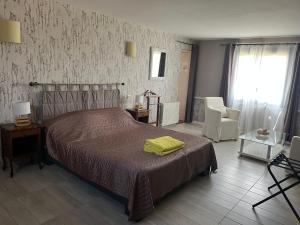 Ένα ή περισσότερα κρεβάτια σε δωμάτιο στο EI Le domaine du Bouygues +19 φωτογραφίες