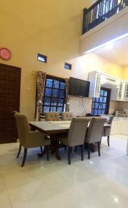 a dining room with a table and chairs at Loelyta Family Art House in Pamoyanan
