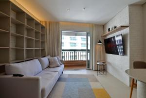 Televiisor ja/või meelelahutuskeskus majutusasutuses Cobertura Duplex Luxuosa no Hotel Fusion