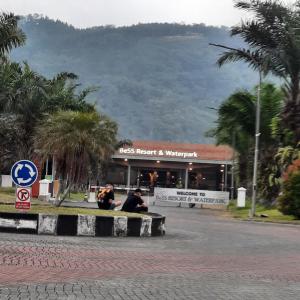 zwei Personen, die vor einem Laden auf einer Bank sitzen in der Unterkunft MUTI Homestay Syariah in Sumberwaras + 6 Fotos