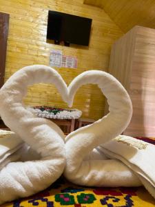 a heart made out of towels on a bed at Pensiunea Teodora Breb Maramu in Breb