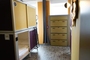 Palanda nebo palandy na pokoji v ubytování Sunflower Hostel Berlin