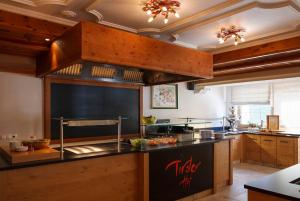 una cocina grande con una isla grande en Gästehaus Wildschütz, en Tux