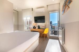 Sercotel El Balcón de la Bahía Suites客房内的一张或多张床位