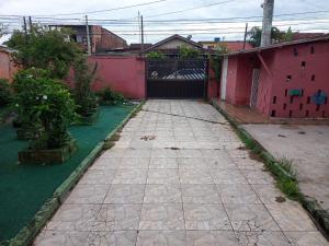 a courtyard of a house with a driveway at Casa da Diversidade para todos in Peruíbe +2 photos