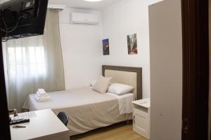 En eller flere senge i et værelse på habitacion acogedora con limpieza incluida- buena conexion