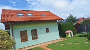 une petite maison avec un toit orange dans l'établissement Green cottage Besenova, à Bešeňová