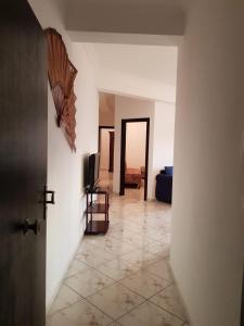 einen Flur mit Tür und Zimmer in der Unterkunft Appart à Martil in Martil