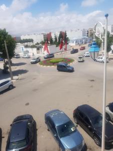 eine Gruppe von Autos auf einem Parkplatz geparkt in der Unterkunft Appart à Martil in Martil