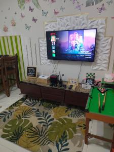 ein Wohnzimmer mit einem Flachbildfernseher an der Wand in der Unterkunft Smdc Wind Residences Tagaytay with Balcony 19th floor in Tagaytay