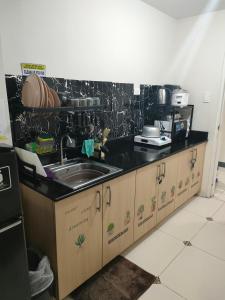 eine Küche mit Spüle und Arbeitsplatte in der Unterkunft Smdc Wind Residences Tagaytay with Balcony 19th floor in Tagaytay