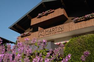 卡普伦Hotel Martini Kaprun - including summercard & breakfast的花房边的标志