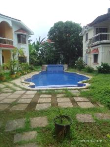 Bazén v ubytování Ronne's 3BHK MEADOWS VILLA nebo v jeho okolí
