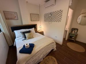 une chambre avec un lit sur lequel se trouve un rouleau de papier toilette dans l'établissement Barú, à La Libertad