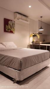 un grand lit dans une chambre avec cuisine dans l'établissement Seaview Condo with in Tambuli Resort and Spa, à Lapu Lapu City