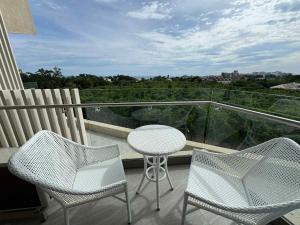 un balcon avec deux chaises et une table sur un balcon dans l'établissement Seaview Condo with in Tambuli Resort and Spa, à Lapu Lapu City