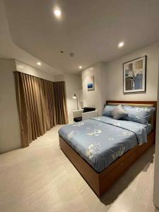 une chambre avec un grand lit et un bureau dans l'établissement Seaview Condo with in Tambuli Resort and Spa, à Lapu Lapu City 28 autres photos