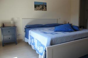 a bedroom with a bed and a dresser at Amaca Iblea in Ragusa