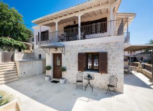 a house with a patio and a balcony at G&S House in Tsoukalades