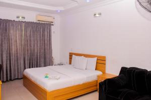 Postel nebo postele na pokoji v ubytování Crestviewers Hotel Ogudu