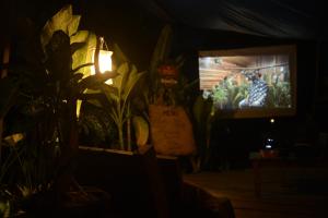 En TV eller et underholdningssystem på Nomada Hostel