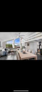 a large living room with a table and chairs at Hytte nært lutsivannet in Sandnes