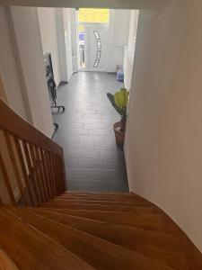 a stairway leading to a hallway with a stair case at Traumhaft modernes Zimmer mit 2 Einzelbetten Gemeinschaftsbad- WC in Aldingen