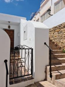 a white house with a gate and stairs at Apartamento Buena Vista in Mojácar