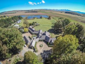 una vista aerea di una grande casa con lago di Moorcroft Manor Boutique Country Hotel a Himeville