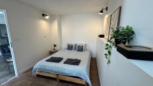 a small room with a bed and a sink at Escapade à 2 pas de la Loire in Sandillon
