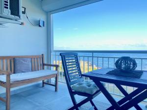 Balkón nebo terasa v ubytování Excellence Suites Orient Beach Oceanview King-Size Beach Pool Parking