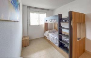 a small room with bunk beds and a window at Encantadora y acogedora casa in San Juan de Moró