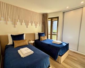 due letti in una stanza con lenzuola blu di Ocean Horizon a Funchal