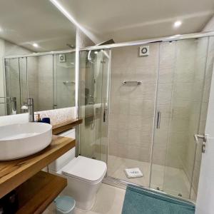 un bagno con doccia, WC e lavandino di Ocean Horizon a Funchal